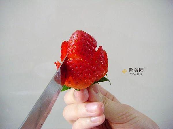 草莓玫瑰花——让草莓一分钟变玫瑰的做法 步骤2