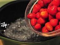 草莓罐头的做法 步骤3
