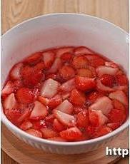 草莓冻芝士的做法 步骤2