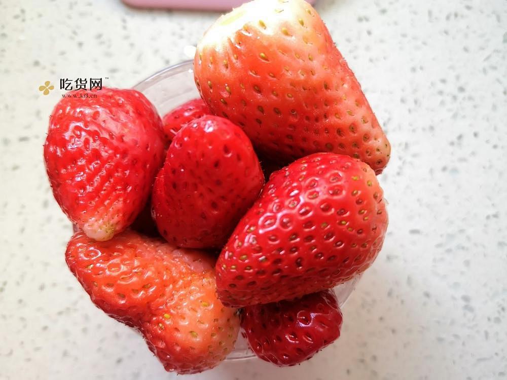 粉嘟嘟的草莓酸奶布丁的做法 步骤1