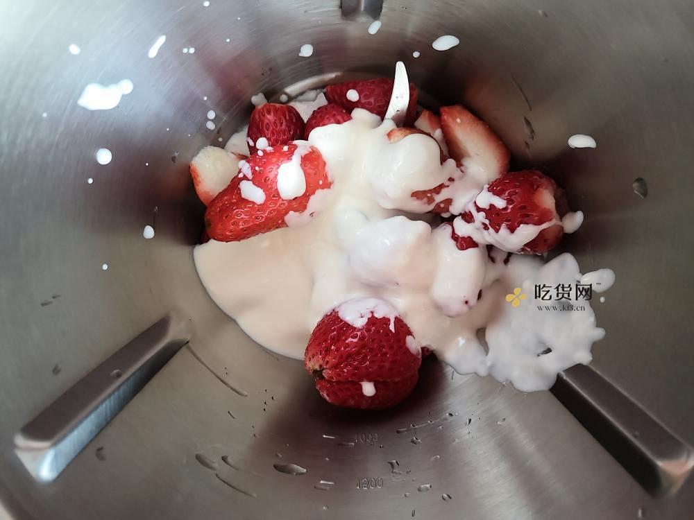粉嘟嘟的草莓酸奶布丁的做法 步骤2