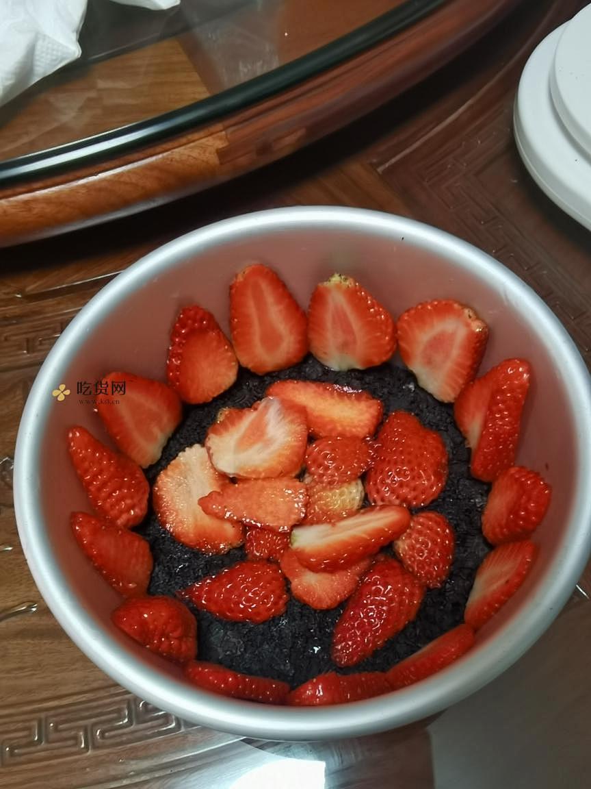 不用烤箱的草莓酸奶慕斯芝士蛋糕的做法 步骤1