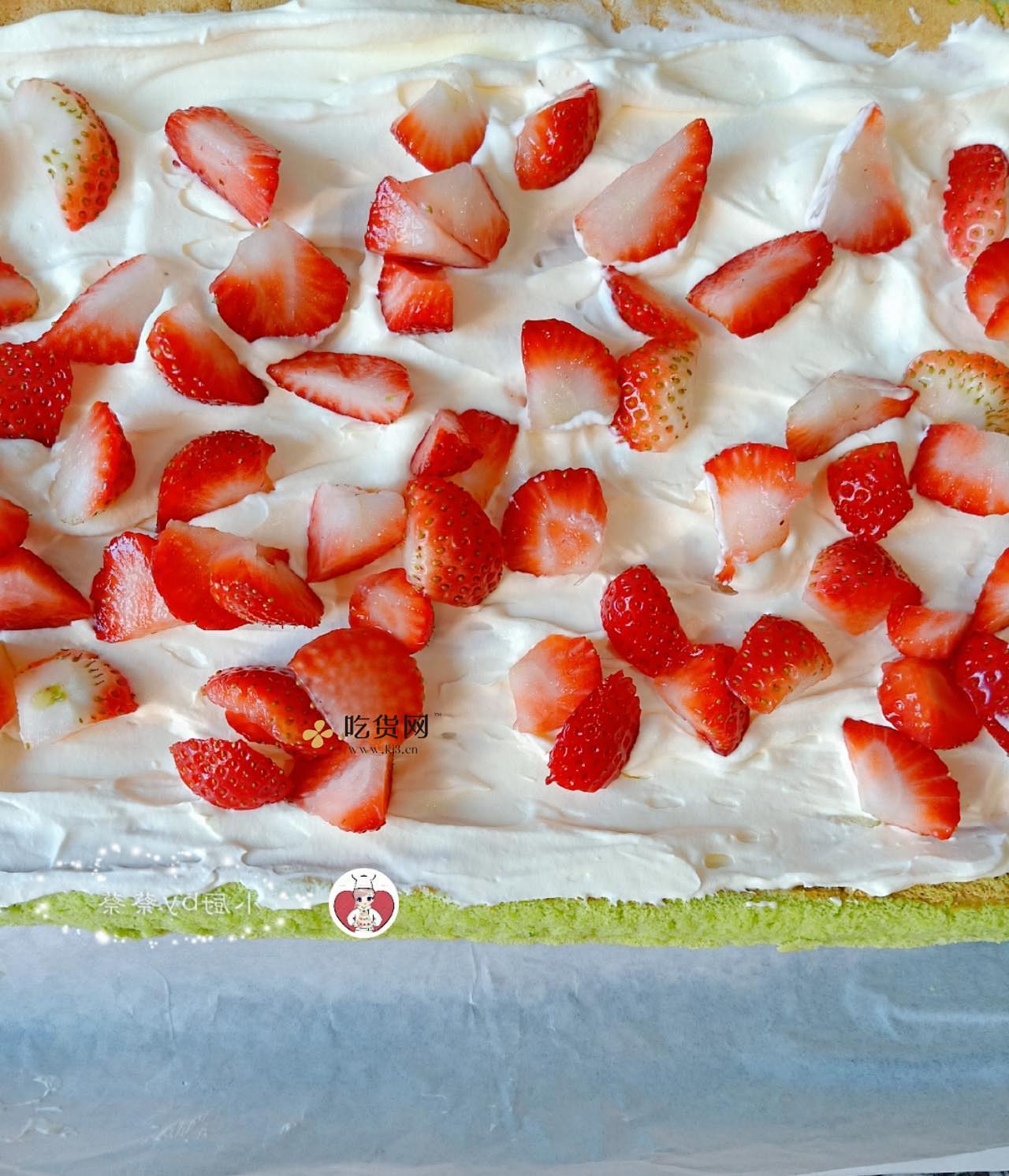 圣诞节西兰花草莓蛋糕卷的作法 流程18
