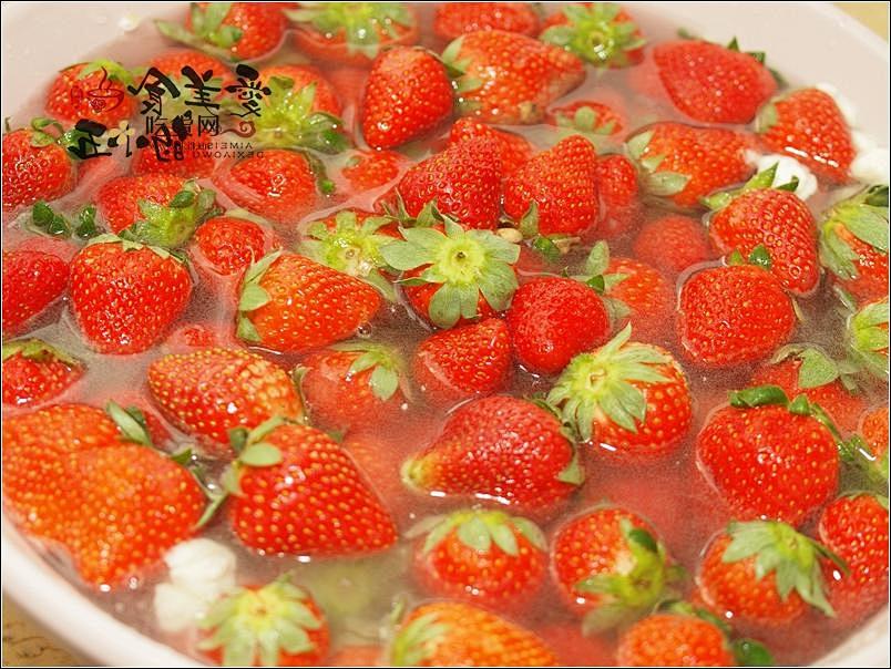 升级版的草莓干，只因为多了一步糖渍法，更是清甜好滋味的做法 步骤1