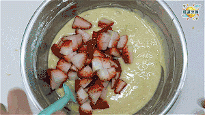 春天的鲜草莓怎么吃？做个草莓蛋糕当早餐，只需5分钟就能准备好的做法 步骤6