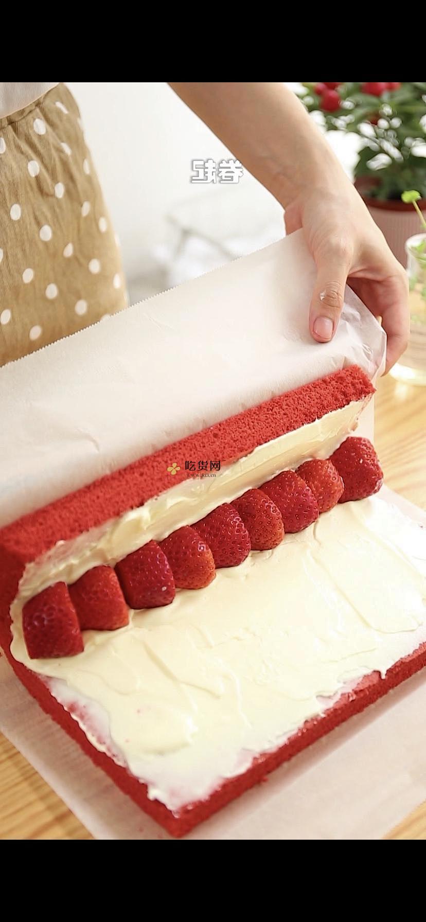 红丝绒蛋糕卷的做法 步骤15