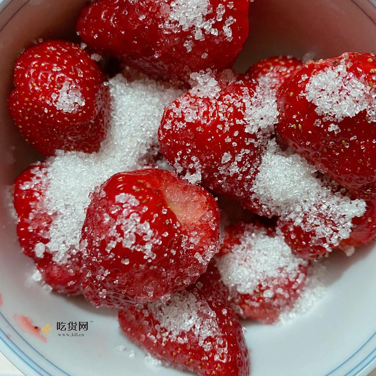 只需三步的餐后草莓糖浆的做法 步骤2