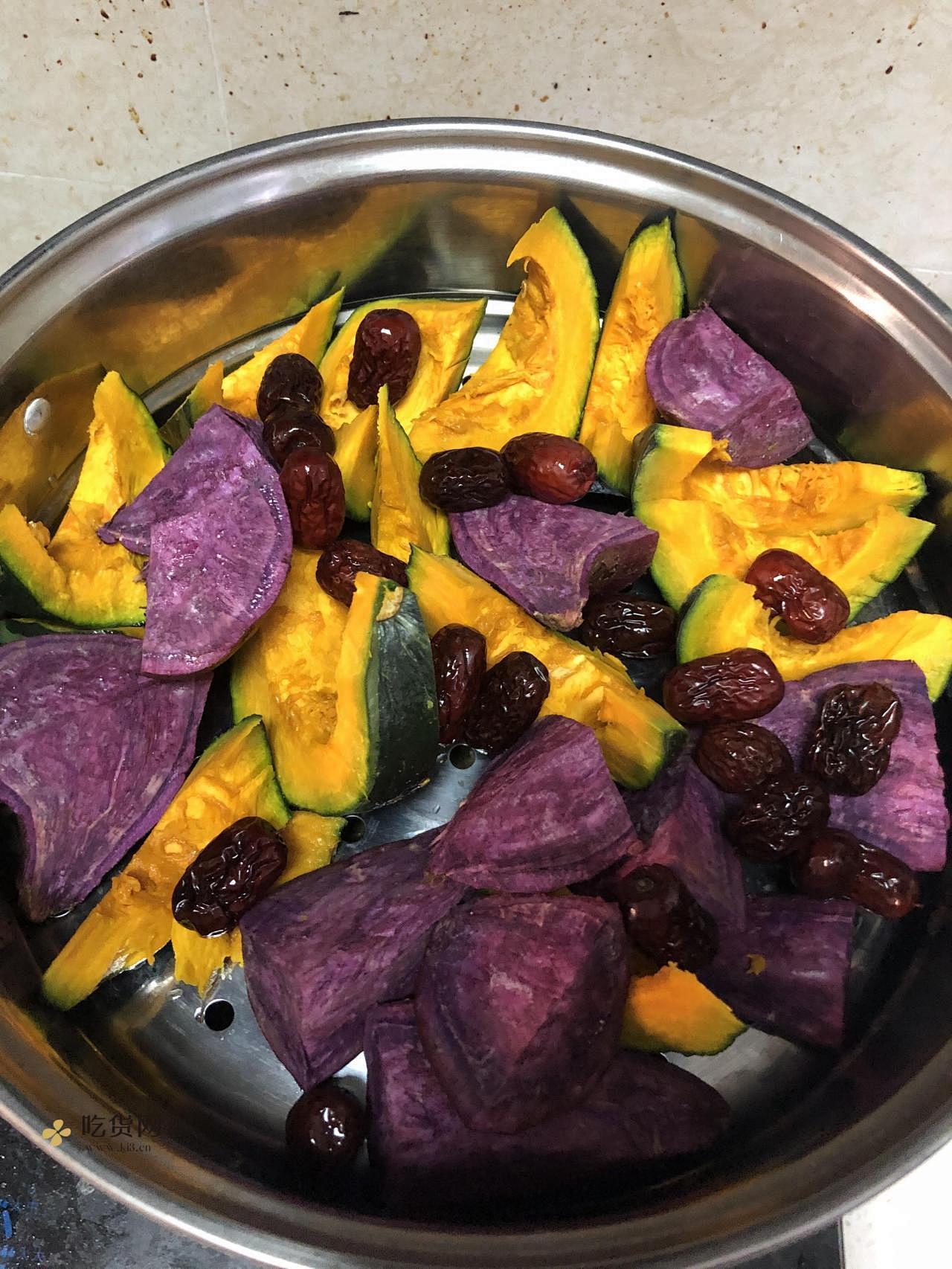 秋天减肥餐-家庭版五谷丰登蒸南瓜花生紫薯红枣的做法 步骤3