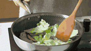 曼食慢语丨杂蔬炒牛排的做法 步骤4