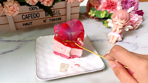 法式梦幻甜品，水晶草莓慕斯蛋糕，不用烤箱也不用打发，简单易做的做法 步骤22
