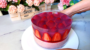 法式梦幻甜品，水晶草莓慕斯蛋糕，不用烤箱也不用打发，简单易做的做法 步骤21