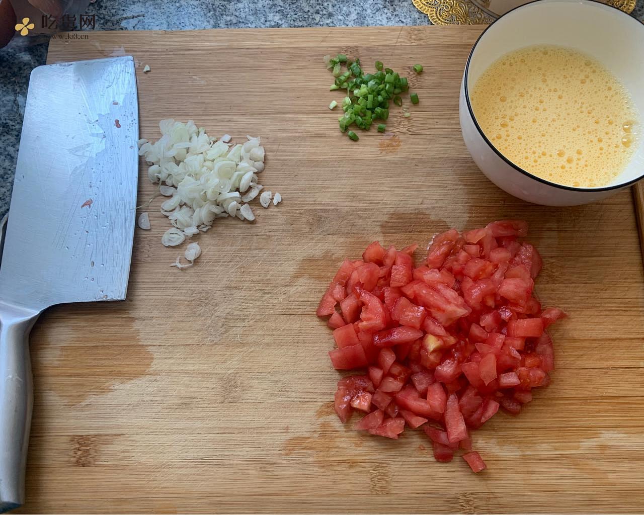 汤都要喝光的西红柿鸡蛋面的做法 步骤1