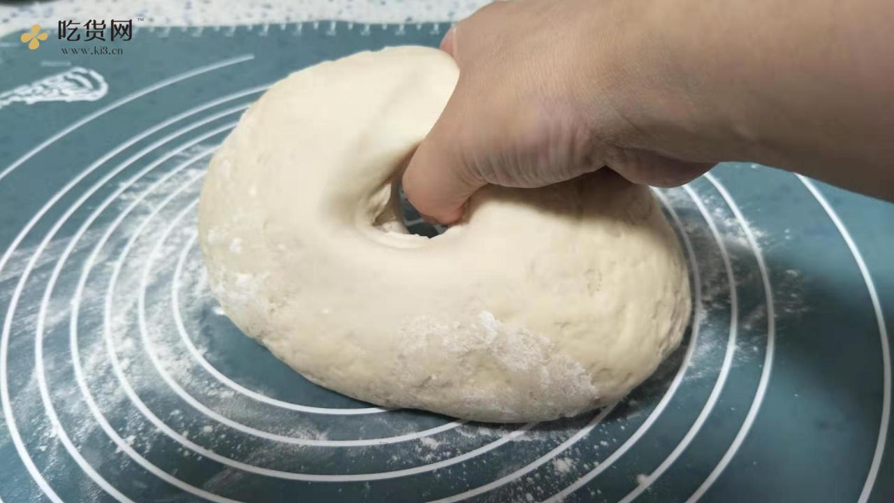 手工揉面三分钟，又韧又薄又好包的饺子皮的做法 步骤11