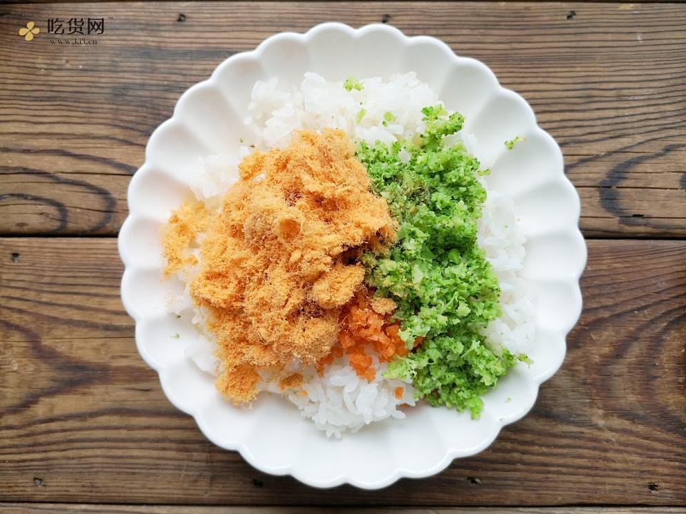 比炒饭更有颜值的时蔬肉松饭团，重点是简单又好吃，赶紧来试试的做法 步骤5