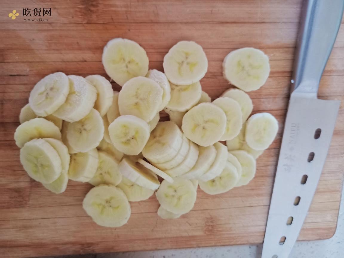 10分钟快手早餐——香蕉松饼（无需打发，不用黄油）的做法 步骤2