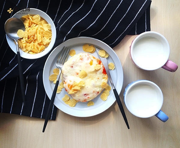 只需摆好材料去微波！惊艳全家的早餐端上桌：香肠奶酪烘蛋的做法 步骤8
