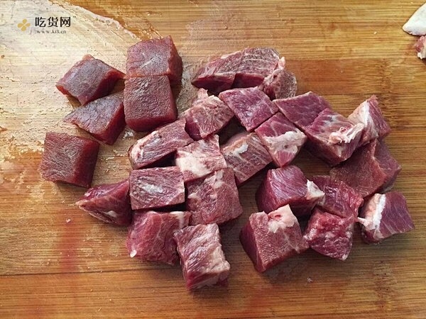 五彩牛肉粒的做法 步骤1