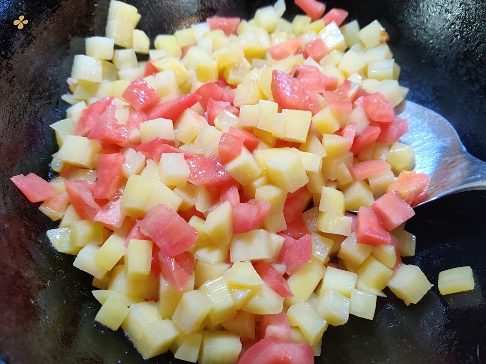西红柿烩土豆，可以当饭吃的减肥餐的做法 步骤1