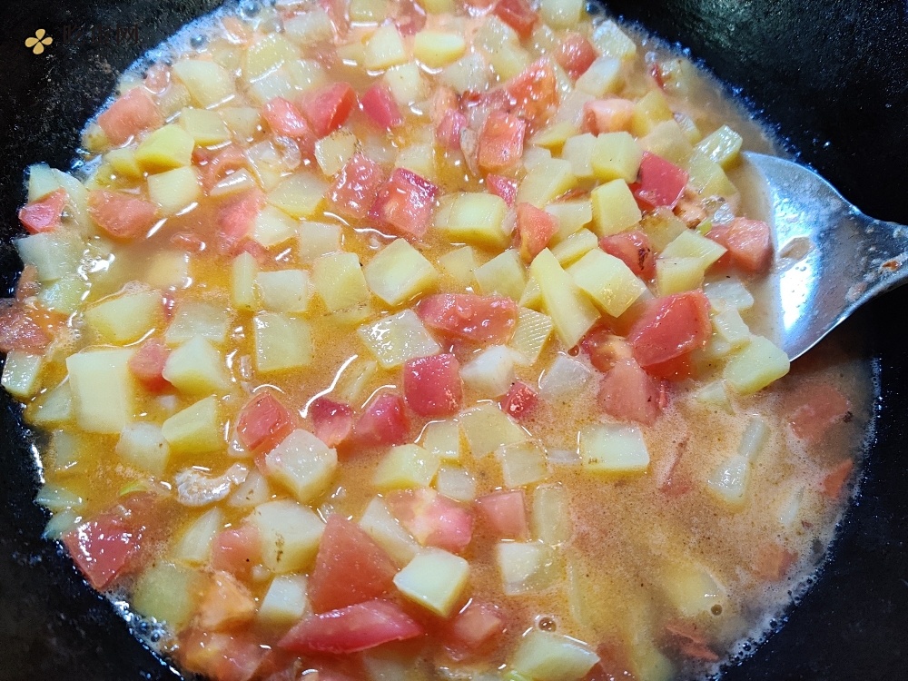 西红柿烩土豆，可以当饭吃的减肥餐的做法 步骤3