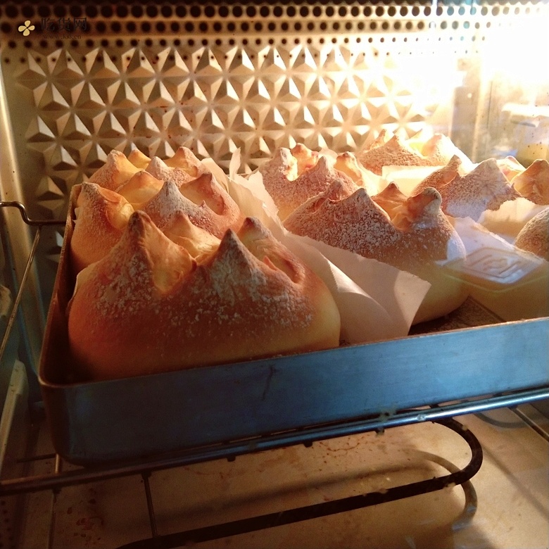 (超好吃的咸口面包）爆浆培根芝士面包的做法 步骤14