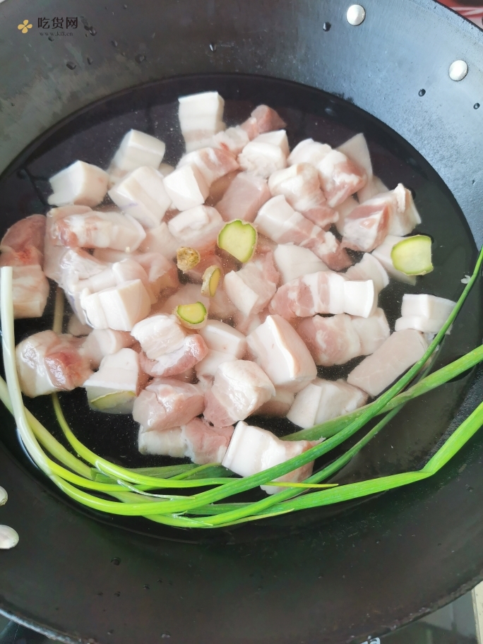 原汁原味的家常土豆红烧肉的做法 步骤1