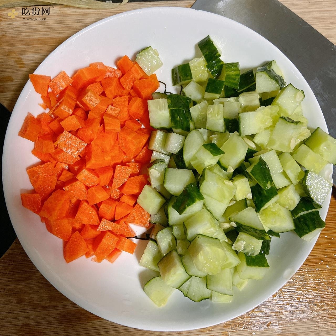 低配版宫保鸡丁——胡萝卜黄瓜鸡胸肉的做法 步骤1
