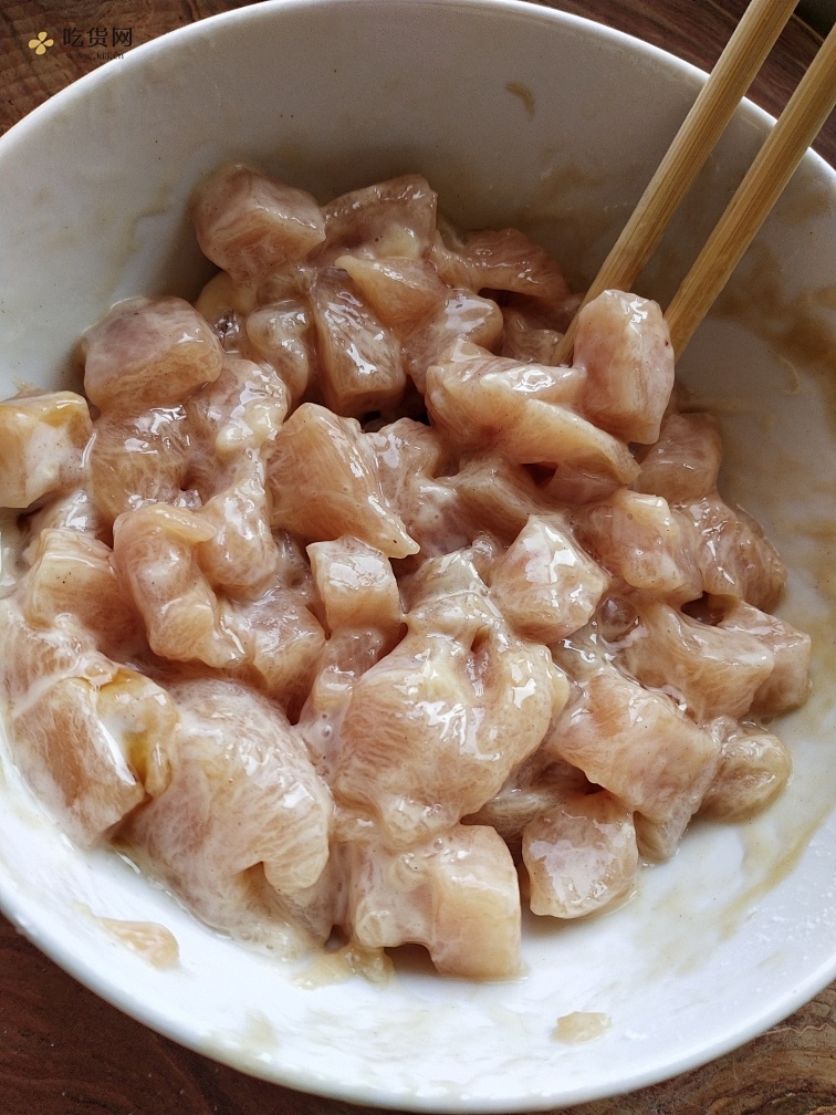 〈宫保鸡丁〉，小时候最爱的菜之一，郫县豆瓣酱版。欣小厨 ?的做法 步骤6