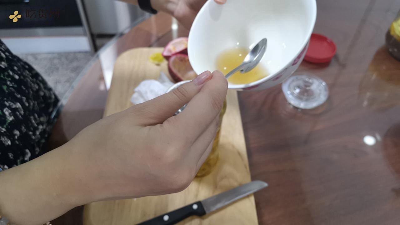 夏日酸酸甜甜 蜂蜜柠檬百香果的做法 步骤6