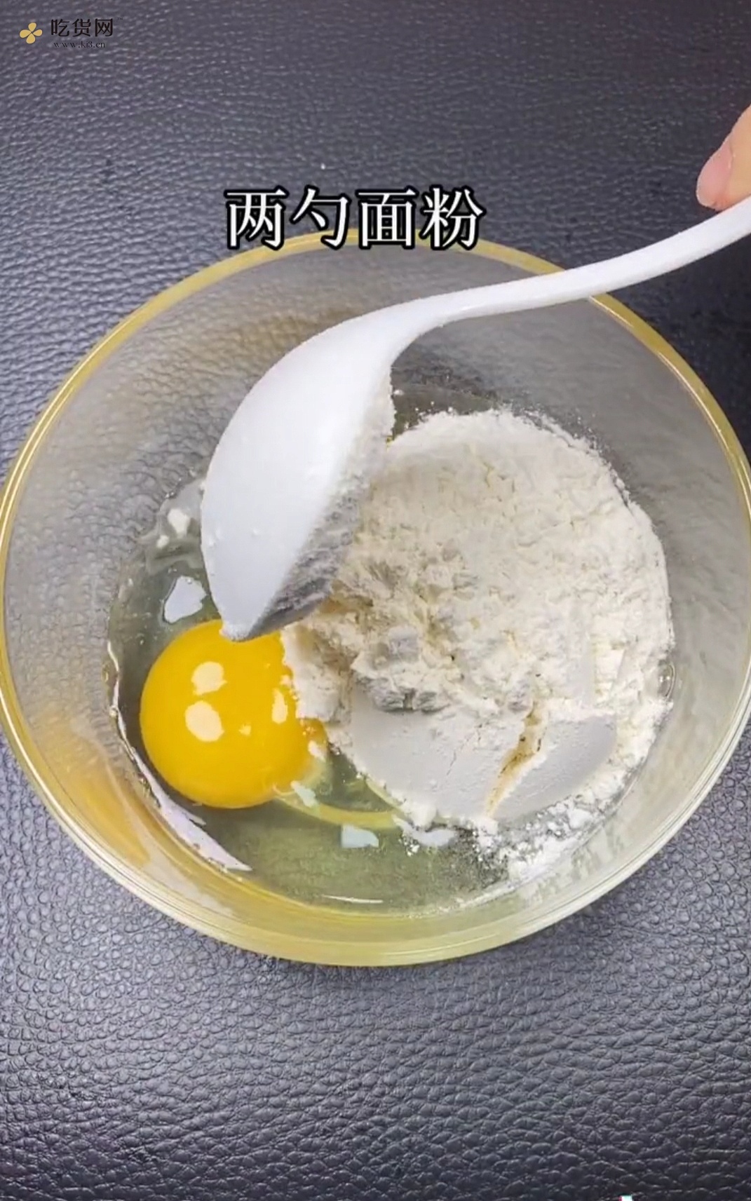 懒人版鸡蛋饼-简单易做的做法 步骤2
