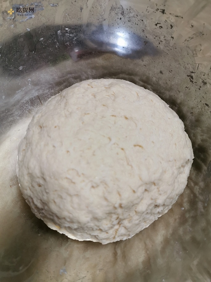 做一次就成功的牛奶吐司面包（手和面揉出手套膜）最后附全麦吐司的做法 步骤5