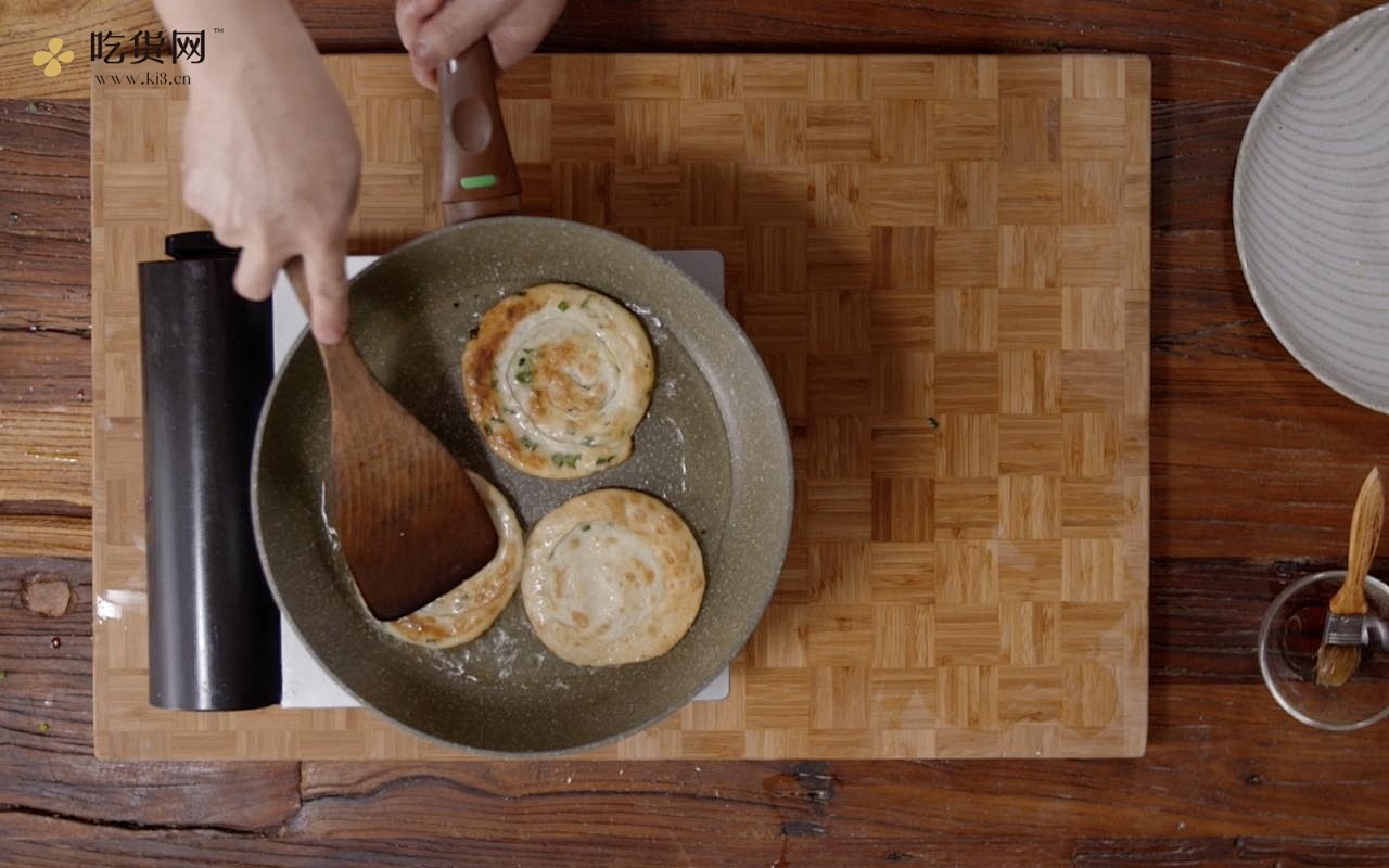 【葱油饼】假期好好做早餐，4步吃上香脆葱油饼！的做法 步骤4