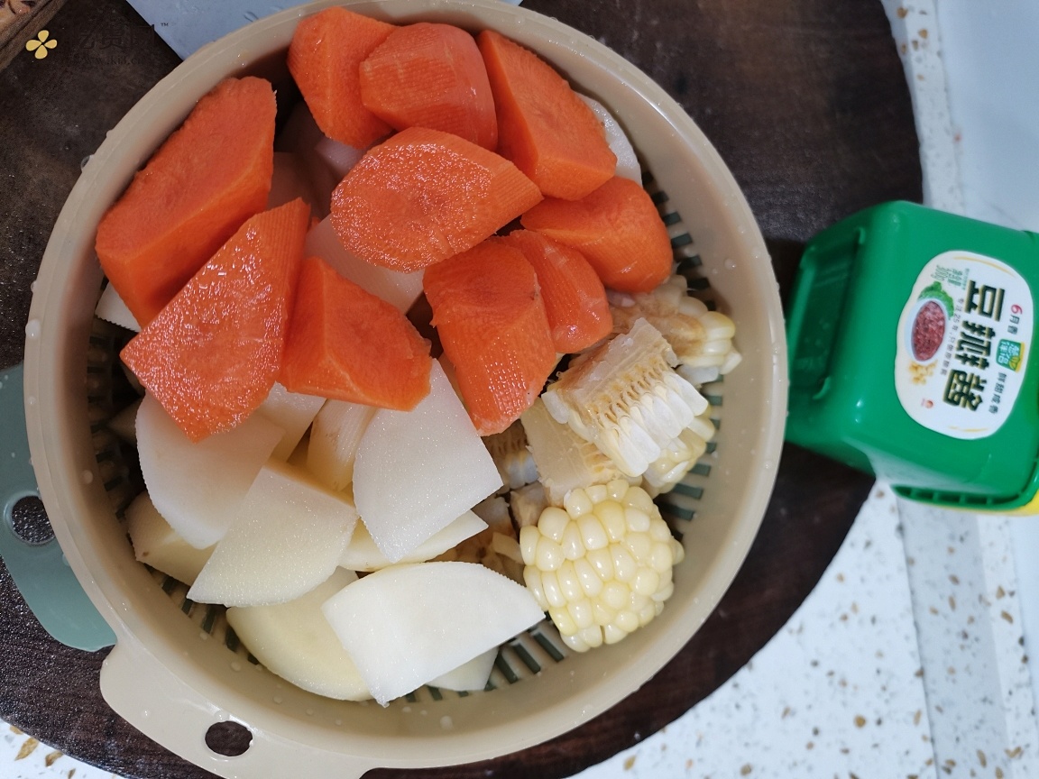 红烧排骨， 土豆玉米胡萝卜，好吃到停不下来的做法 步骤2