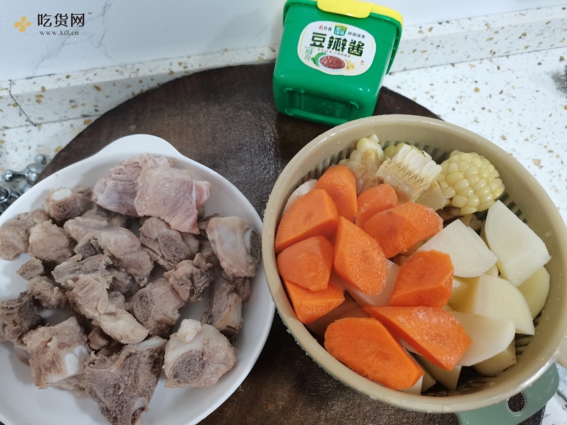 红烧排骨， 土豆玉米胡萝卜，好吃到停不下来的做法 步骤3