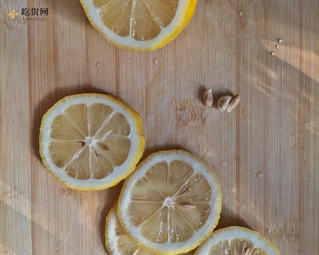 蜂蜜柠檬百香果瘦身美白饮的做法 步骤2