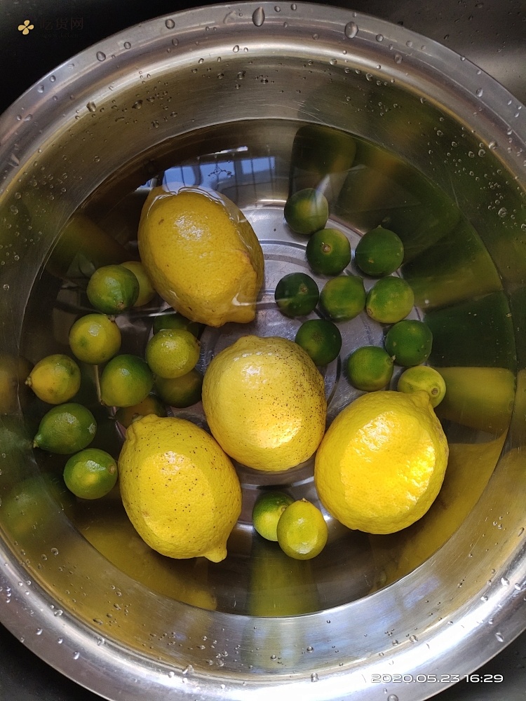 蜂蜜柠檬百香果瘦身美白饮的做法 步骤1