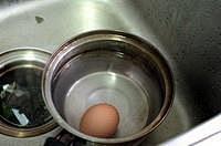 98%成功的溏心水煮蛋攻略的做法 步骤5