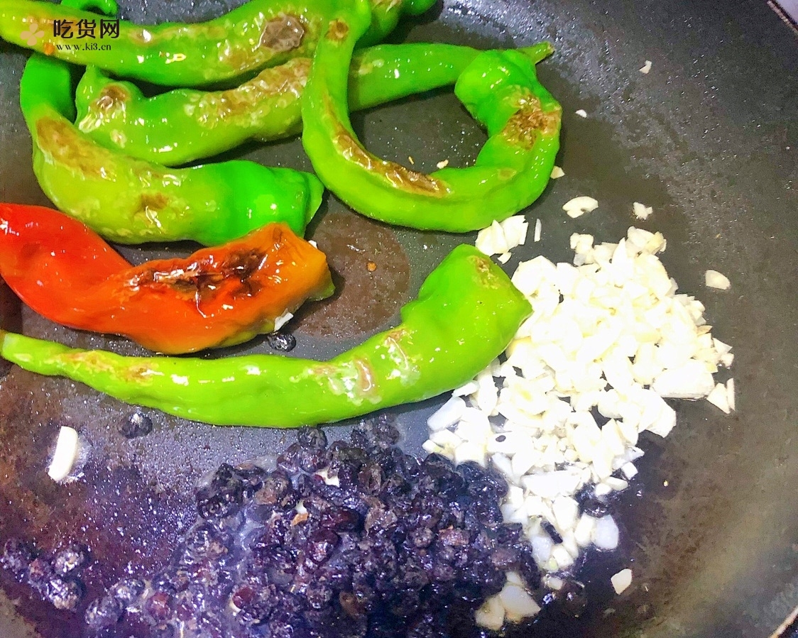 家常下饭菜豆豉虎皮尖椒的做法 步骤4