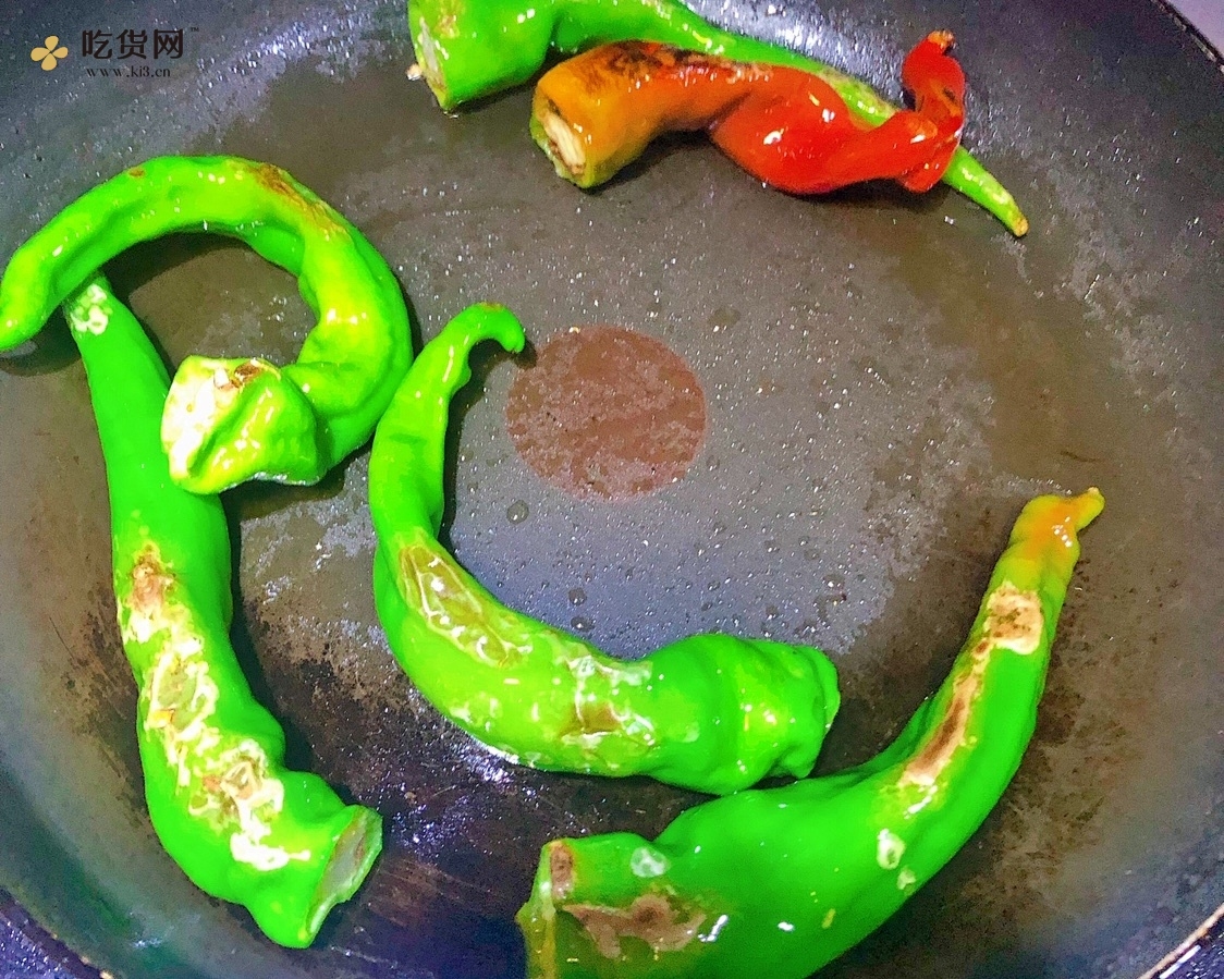 家常下饭菜豆豉虎皮尖椒的做法 步骤3