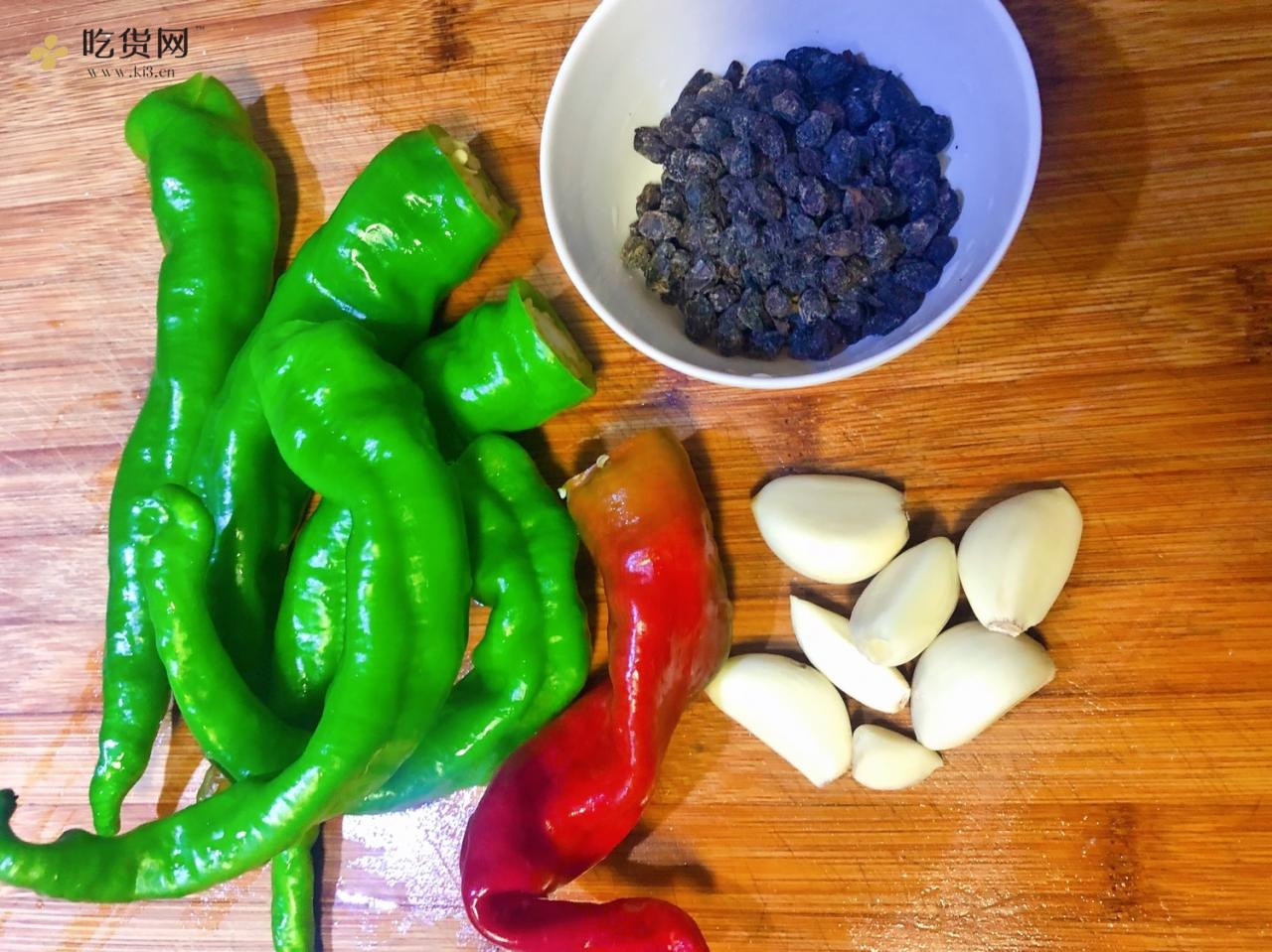 家常下饭菜豆豉虎皮尖椒的做法 步骤1