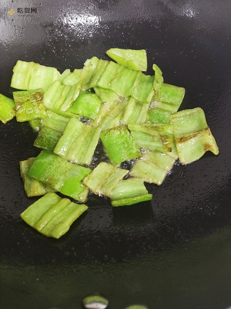 油焖尖椒、虎皮尖椒，简单下饭的做法 步骤1
