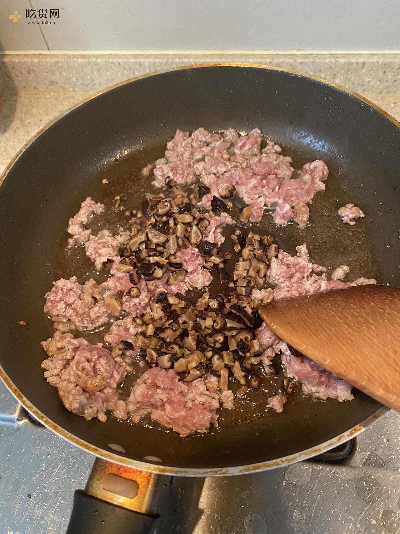 虎皮尖椒香菇肉沫拌面的做法 步骤4
