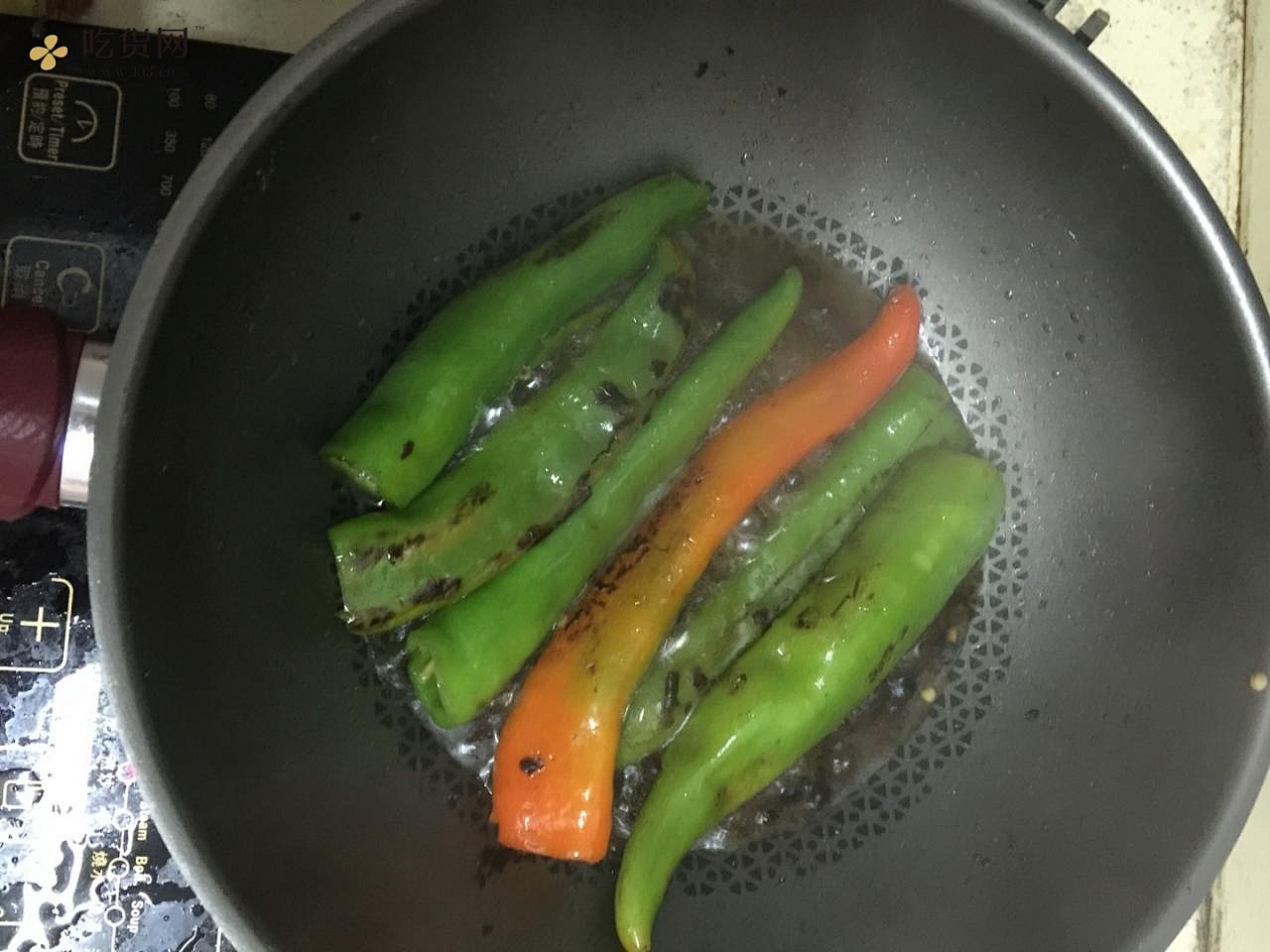 豆豉虎皮尖椒的做法 步骤3