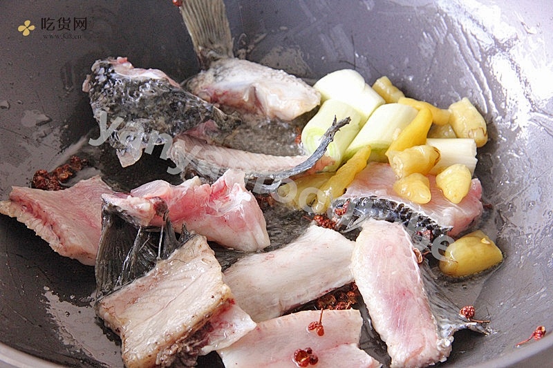 酸菜鱼 Boiled Fish with Sichuan Pickles的做法 步骤8