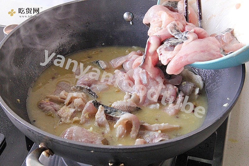 酸菜鱼 Boiled Fish with Sichuan Pickles的做法 步骤11