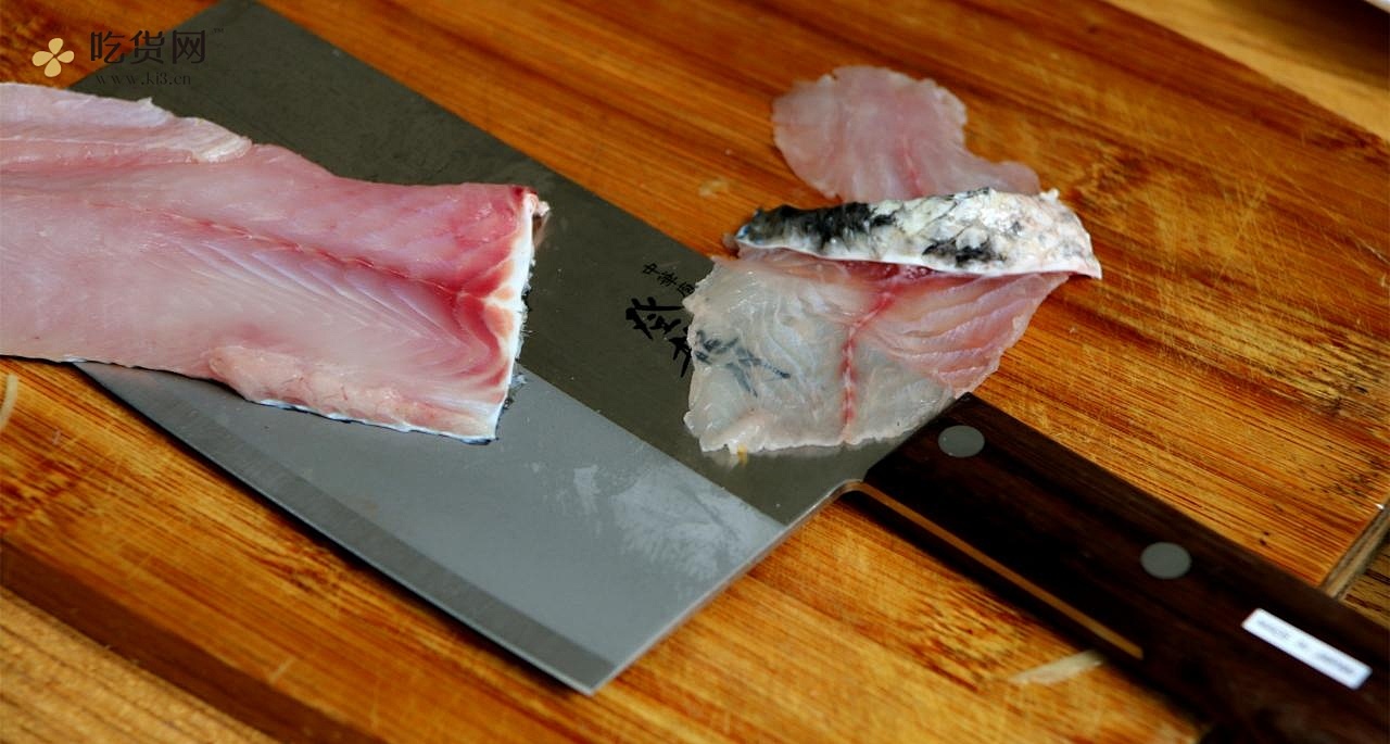 酸菜鱼，用好刀切好肉。的做法 步骤2