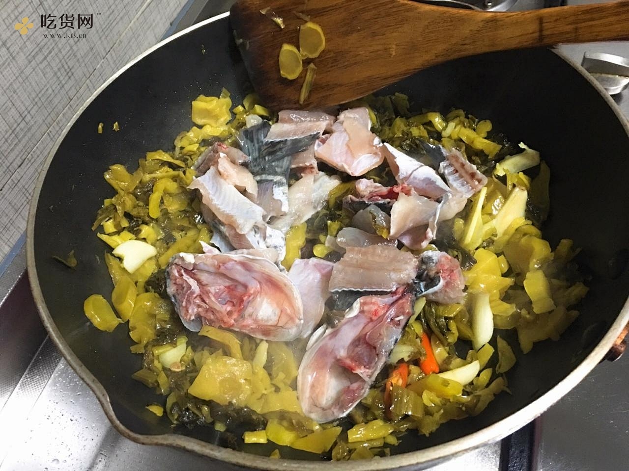 汤都能喝干的酸菜鱼‼️丢弃酸菜鱼包后，鱼肉有了果香的做法 步骤7
