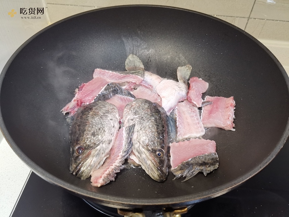 酸菜鱼火锅（黑鱼）的做法 步骤3
