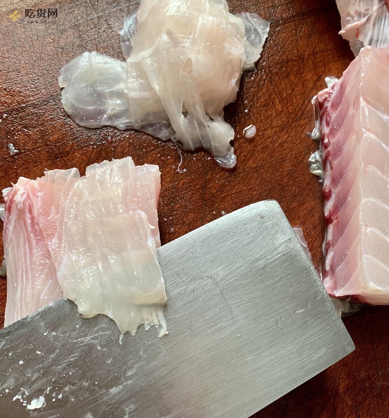 酸菜鱼水煮鱼鱼片处理—酸菜溜鱼片的做法 步骤1