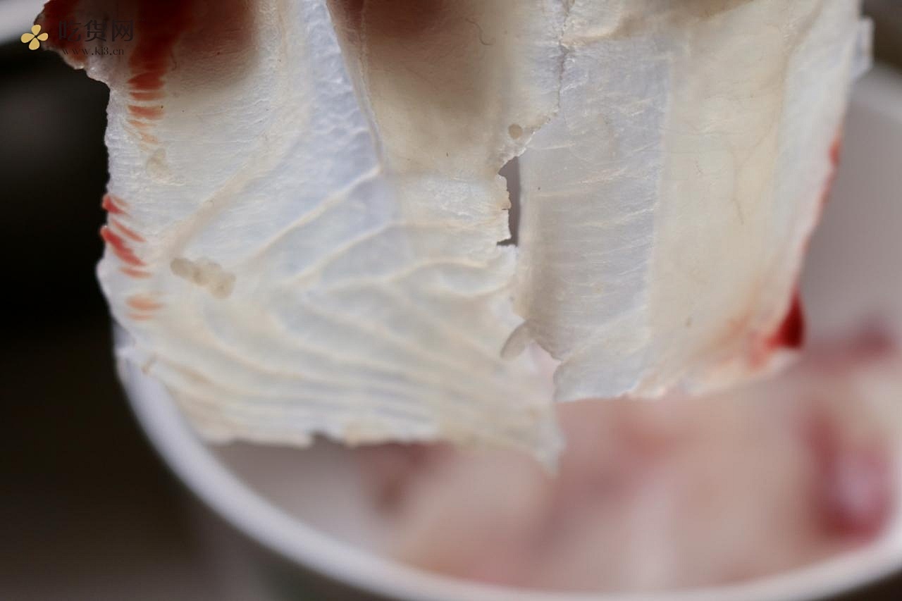 酸菜鱼水煮鱼鱼片处理—酸菜溜鱼片的做法 步骤2