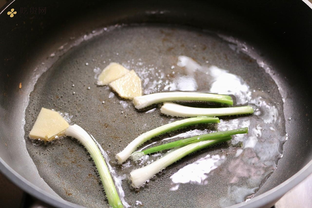 酸菜鱼水煮鱼鱼片处理—酸菜溜鱼片的做法 步骤8